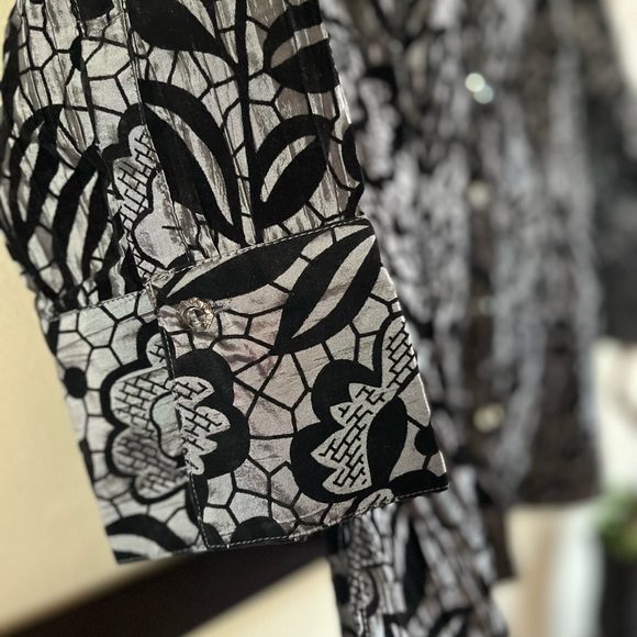 Harve Benard classic silky shine crinkle gray, velvet touch details blouse - Picture 4 of 8